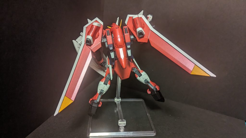 色変更箇所は・ウイングをセイバー風に・白いところが浮いている感じがしたので腕の配色変更・シールドを赤に・足を黒、アンクルガードを赤に