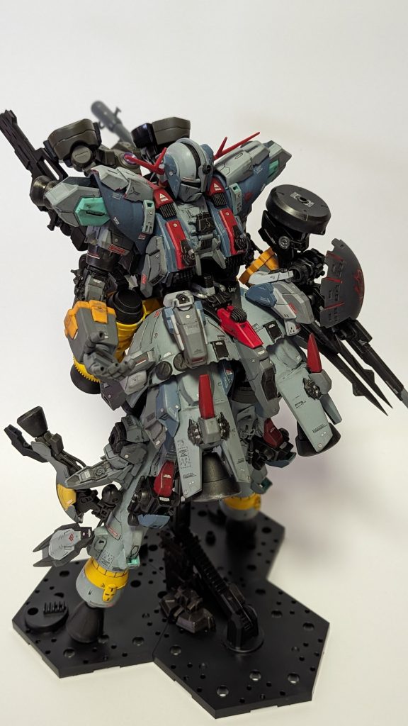 今回HGジオングに色々くっつけました。足?はνガンダム用ブースターベッドその他νガンダム胸像やアーティファクト、ガチャのザクヘッドの余りパーツ、さらにはワイルドミニ四駆のホイール等で盛ってます!