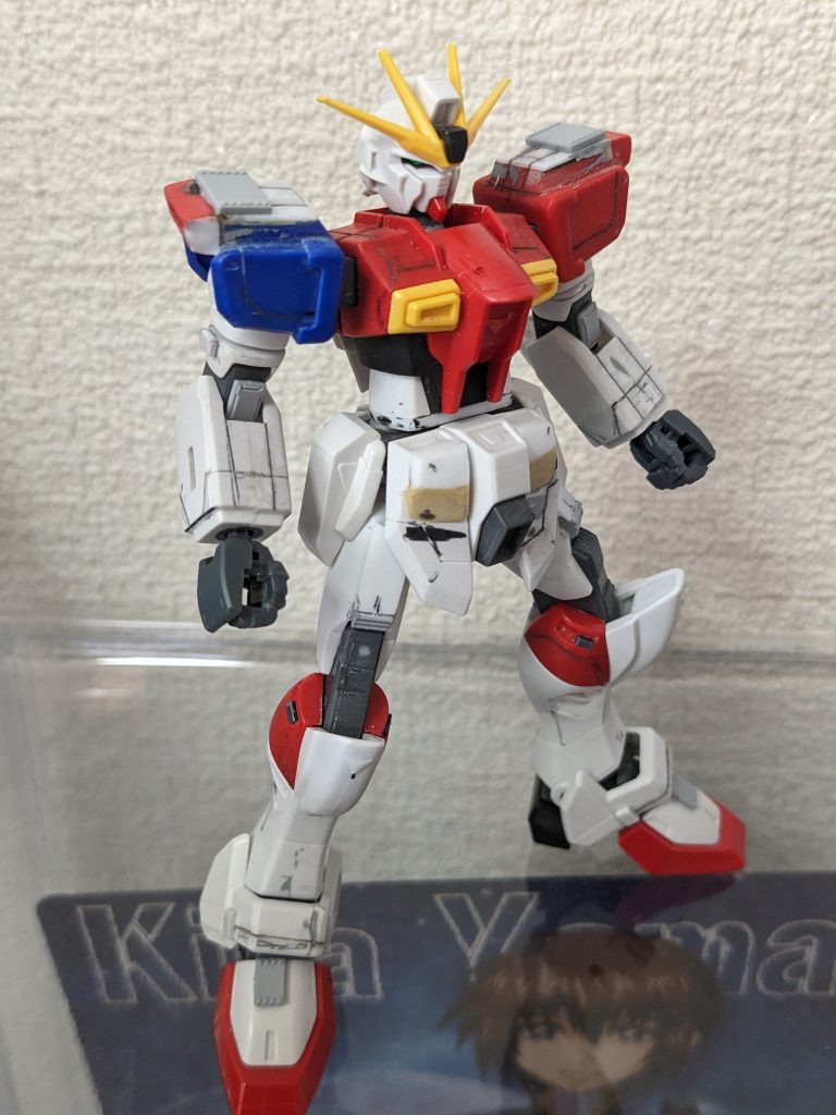 本体の改造が終わった時の写真です。主な改造点とした点は首を0.5mm延長腰を1.2mm延長肩を0.5mm延長&パネル追加肩側面のスラスターを大型化(フォースシルエット背面のスラスターを切り取って使用しました)フロントスカートを1mm分厚く太ももを1mm分厚く&パネル追加肘関節、足の甲にパネル追加手のパーツをビルドナックルに変更その他各部にスジボリ、プラ板追加