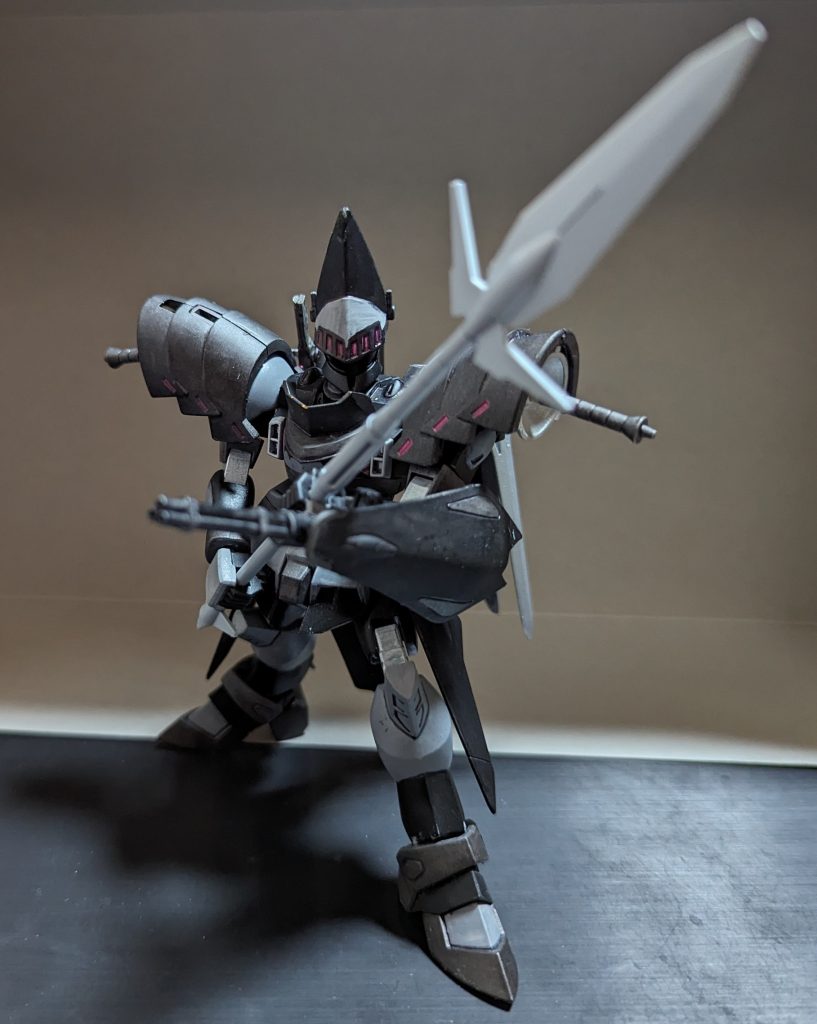 ランスを構えて。可動域はそこそこですが、武器を構えたりは問題なくできます。