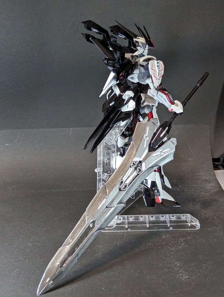 刃が付いてないのが気になったので、プラバンで刃をつけてます。変な筋が入ってるのは刃紋をつけようとした名残です…いや、消すなりやり切るしろって話ですが。慣れないことはするもんじゃないですね。