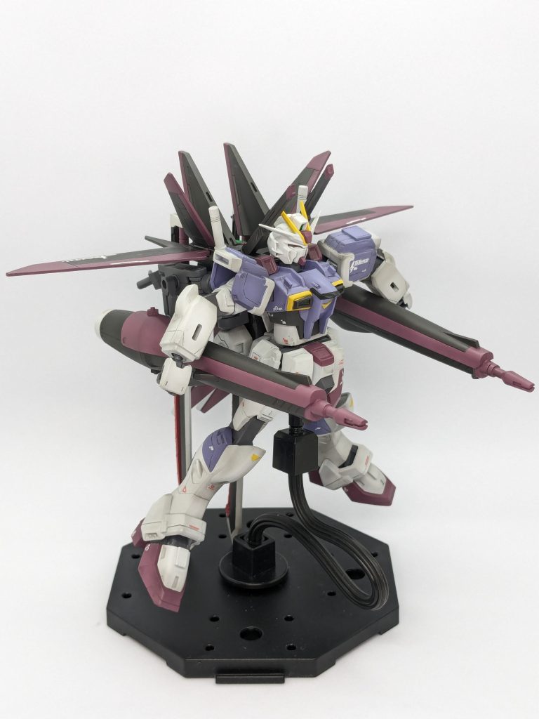 ブラストメインで。写真ではビーム砲を抱えていますが、写真2枚目のように自立もできます。また、可動域も良好です。