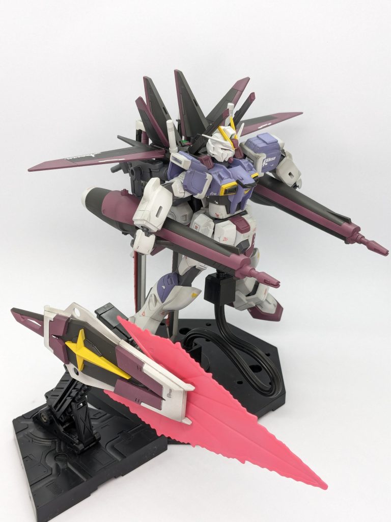 設定先の大戦時、不可能とされていた全シルエットを搭載したインパルスガンダムの運用。しかし、バッテリーの改良、デュートリオンビーム送電システムを搭載した僚機の実現により運用が可能となった。型式番号の∫は全シルエットを統合して装備するという意。武装の増加によって落ちてしまった機動力を補うため、ライジングフリーダム、イモータルジャスティスのものをモデルとしたシールドブーメランが新たに追加され、全方向からの攻撃を防ぐことができる。