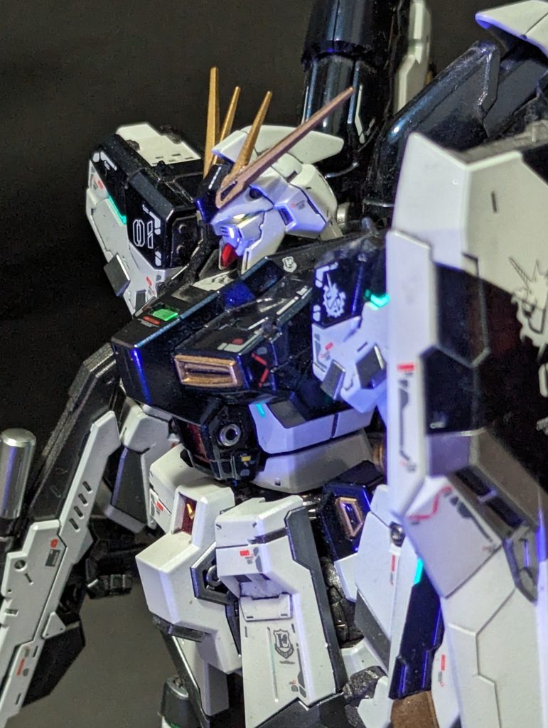 全身、ツインアイとクリアグリーン箇所は光ります。こいつのせいで分解できなくなりました。組んだときにあからさまに干渉しやがりましたので…