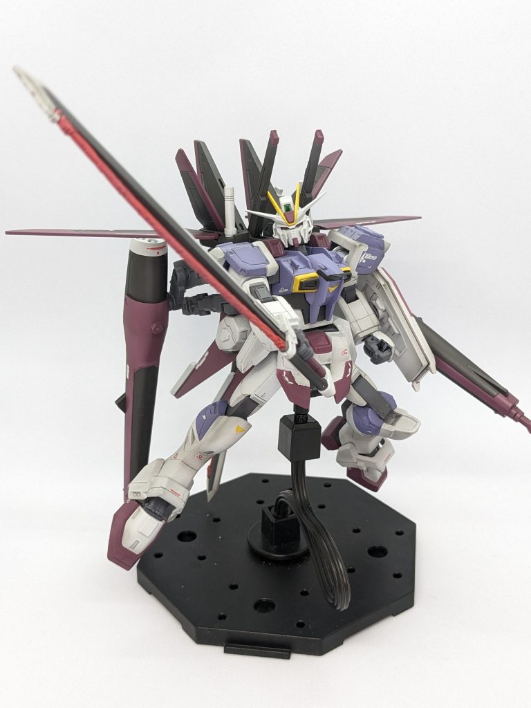 男のロマン、「全部乗せ」が大好きなので作成しました。デスティニーインパルスや、通常のインパルスと比べての利点としてははじめからすべての装備が揃っているので状況に応じてシルエットを取り替える隙がなくなった。遠距離武器、実体剣が2つずつ装備されている。遠、近距離武器の同時使用が比較的容易。実体剣とミサイルが同時に使える。全部乗せでロマンがある(1番重要)。などがあります。機動力の低下、燃費の悪さなどデメリットもありますが…改造点は制作工程をご覧ください。