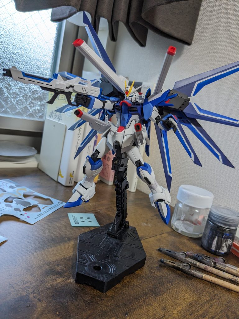 ハイマットフルバーストパーツ同士の干渉をしないように動かすのが難しく、変形とかいろいろブンドドするのは諦めました