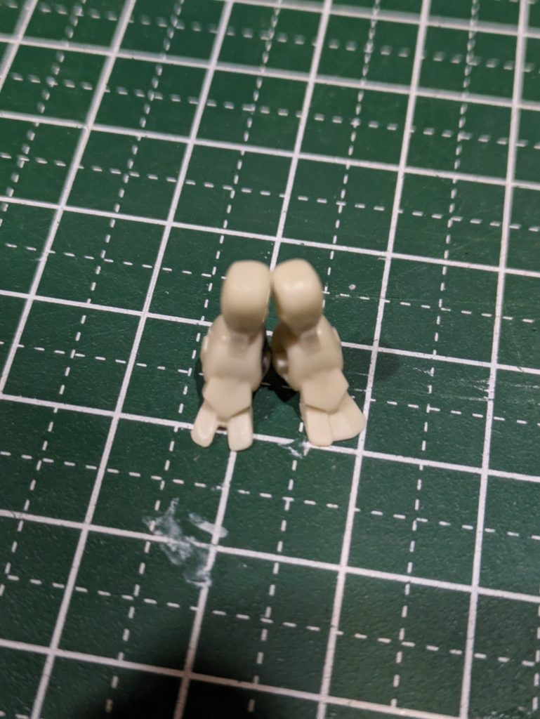 改修箇所② つま先の不要箇所除去。これ、調色のために設定画等々調べてるときに気がついたんですが、製造上の都合ってやつですかね。