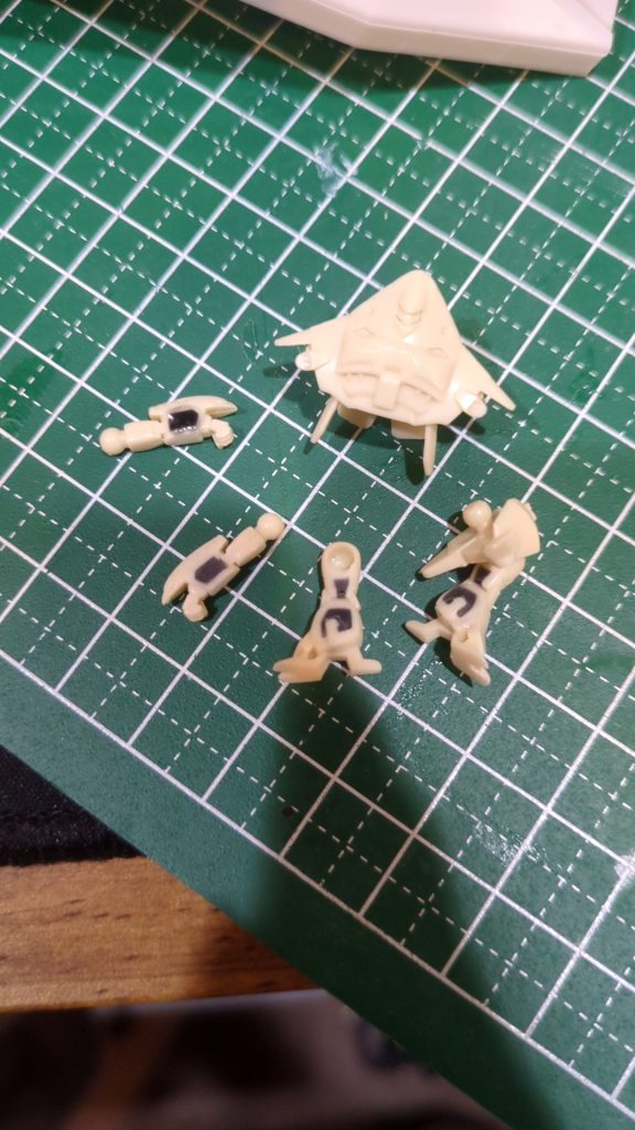 改修箇所① 手足の肉抜き穴埋め。百均にあったネイル用の光硬化のやつで埋めてみました。硬化後の切削性もよく即固まるので割と使いやすかった。