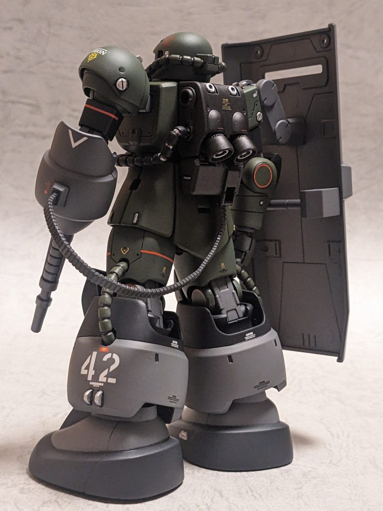 リアショット。左腕の武器について、この給弾ベルトをどうするか色々調べた結果、やはりオリジンザクの物を使うことになり、バックパックだけヤフオクで購入しました。また右腕のシールドについてもヤフオクで良い感じの物を見つけることが出来、とても満足しています。ヒザ下のズゴックパーツも長靴ポイというかモチーフキャラクターのバランスに寄せる事が出来てるかと思います。