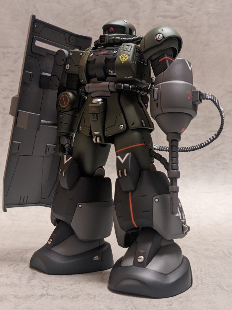 カラーリングですが、胴と、頭・肩・太ももで色を変えてるのですがほとんど分からないですね。モチーフキャラクターはもう少し全身が緑なのですが、今回はザクらしさを残した配色にしました。また、左肩はヴァッフのパーツを使っていて、そこに付いてたディテールに合わせたディテールアップを各部に行っています。（2本の突起や丸モールド）