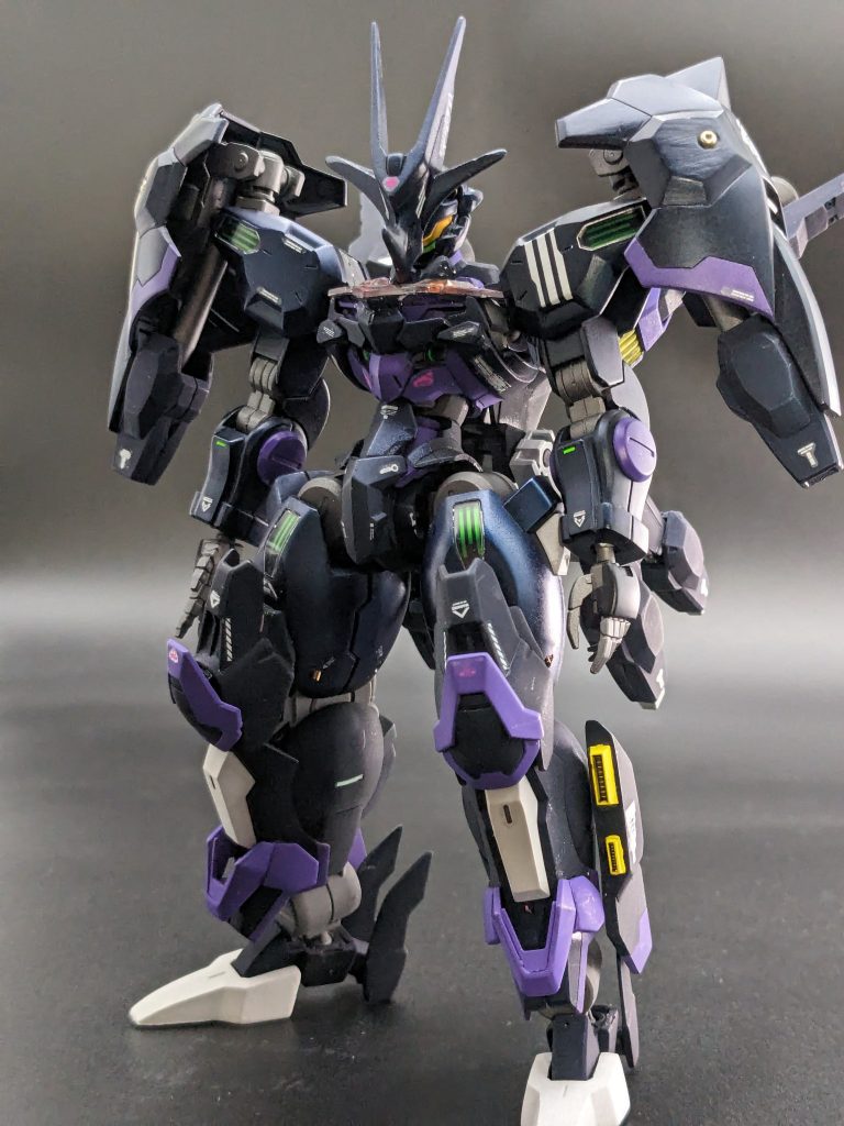 機体のベースカラーはファラクトの時に撹拌が足りず失敗してしまったガイアノーツさんのプリズムブルーブラックにリベンジしました。今回はキレイな色が出てくれてよかった!差し色に紫を入れてます。