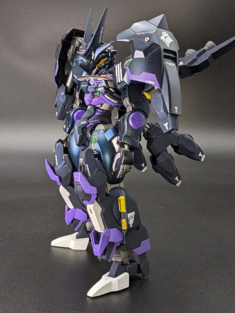 ダリルバルデをベースにグエル専用ディランザ、ガンダムルブリスをミキシングしました。最大の特徴として、機体名称のプレアデスにちなイーシュヴァラを6基搭載した所!プレアデスは六連星なので初めてパーツ通販を用いて数を増やしました。笑普段はサブスラスターとして機動性を高め、分離して波状攻撃を行うようなイメージです。