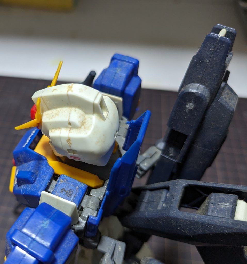 当時はプラモデルに対する知識は全くと言っていいほど無くただ作りたい欲求のまま組み立てていた為、改めて見てみるとゲート跡はえぐれ、合わせ目はそのまま、更に経年で白は変色し、ホコリやカビだらけ、関節もプラプラという見るも無惨な姿になっておりました。