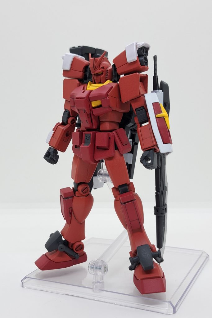 胸の装甲は足のコウ。肩バーニアはももパーツ。ヒザは腕パーツ。足首のパイプ状のものはビームサーベルの柄。 