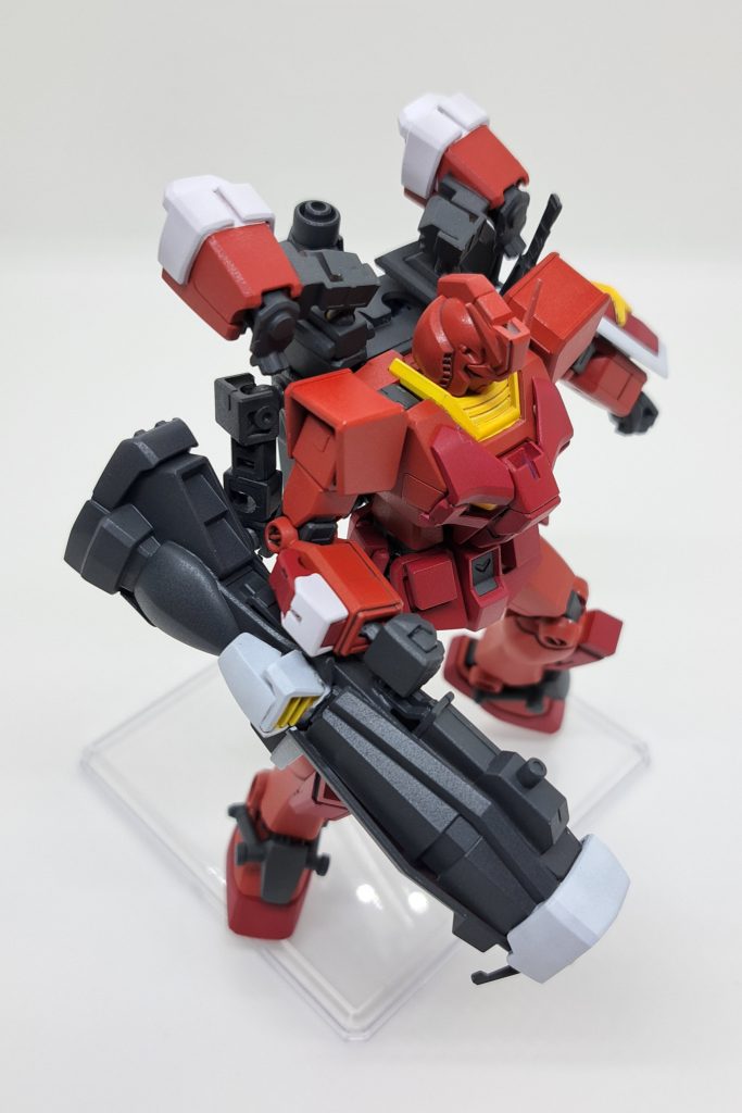 肩バーニアは胴体からだと可動が悪くなるのでバックパックからの可動になります。可動パーツはサイドアーマーなどを支えてるパーツを半分にして使ってます。