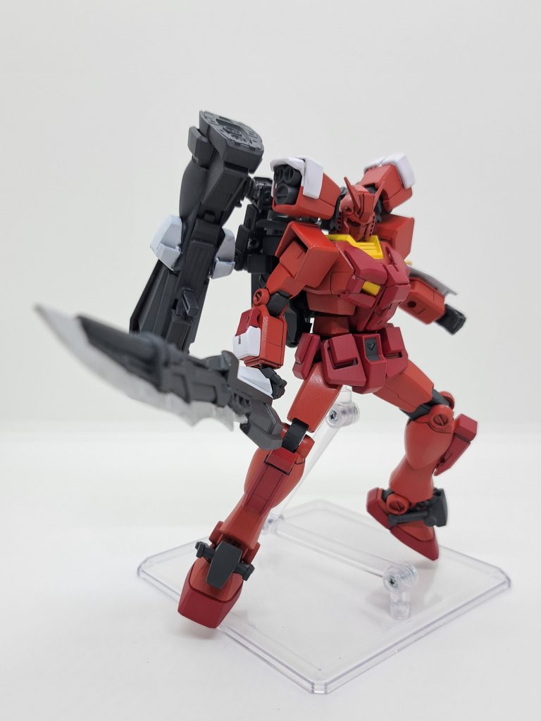 ソードは前回同様ライフルとその他の残りパーツで組んでます。今回は刃を作りたく肩アーマーを分割してプラバンのように使ってます。 