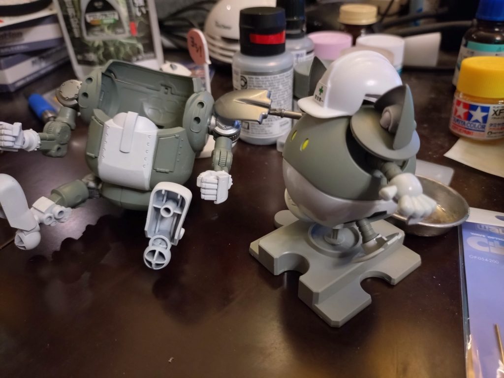 そして、今回重い腰をあげてエアブラシ開封したので、初エアブラシ・初全塗装です。いやー。エアブラシホントに楽。もっと早くやってりゃよかった。そしてオール水性塗料でここまで塗れるとは正直思いませんでした。しかし、エアリアルくん。ハロがトラウマにならないかしら…。でわでわ。