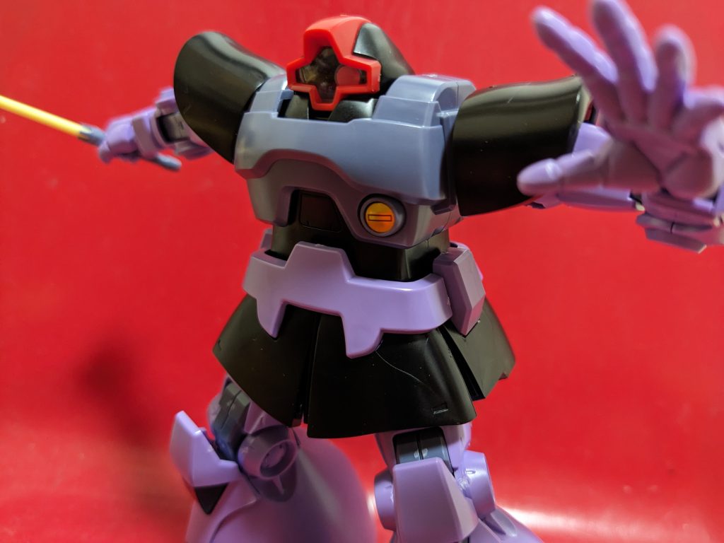 こちらメイン写真にも使ったものですね!連邦兵士の視点で今にもヒート・サーベルで斬りかかろうとする瞬間のドムです!あの黒い巨体が目にも止まらぬ速度で近づいてくるなんて怖すぎますね…!それにしても実体のないビーム・サーベルと鍔迫り合いできるジオンの実体剣たち…設定で理由が解明されてはいてもやっぱり不思議です…