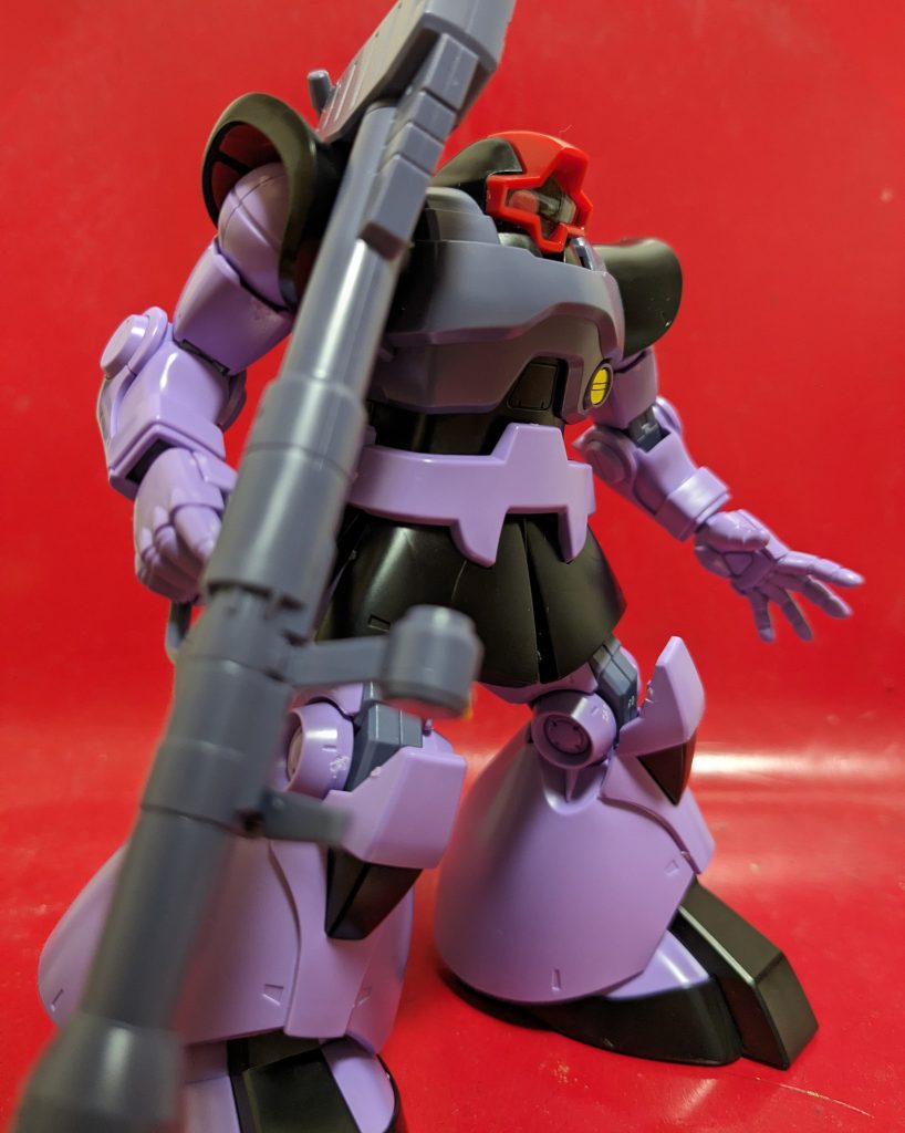 まずは巡航時の1枚!ジャイアント・バズを構えてますね!巡航時ですら90km/hを維持し続け走行できるそうな!すごい機体です!ドムと言えばやはりホバー走行!地を這うように疾走るのが最高に格好良い!!そんなドムのお御足は半端じゃない接地性を誇ります!ポージングはしっかり地に足つけて、バッチリ決まります!腕部、脚部ともに可動域は90度ほどですがドムなので充分ですね!