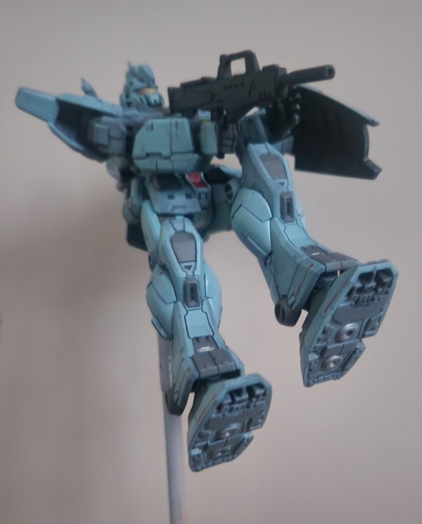 一応足裏も塗装しました！肉抜き穴はあえて埋めてません！