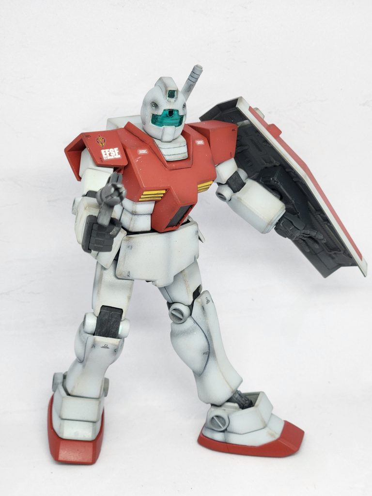 ポーズ2。箱絵を真似てポージング。ごめんだけど、なぜだか、やっぱり直立が似合います。でも、モブ機体ながらこの存在感はさすがジムといったところです。アムロさんの名言を拝借するなら『すごい…親父が熱中するわけだ!』と感じた作品でした。今回作成して感じたのは、無理してポーズしなくても良い機体はカッコいいってこと👺‼️