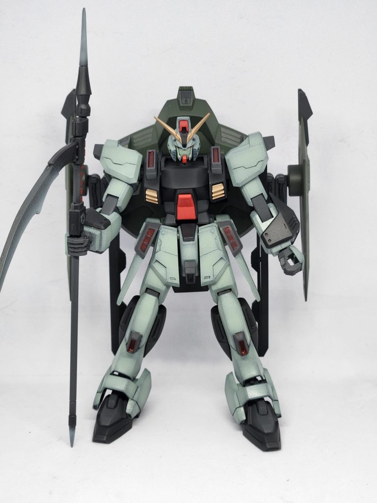 正面。ほぼ最近のキットしか作ってこなかった自分には『塗り分け多いなぁ…』が第一印象でした。しかも、脚短っ!とてもアンバランス(笑)