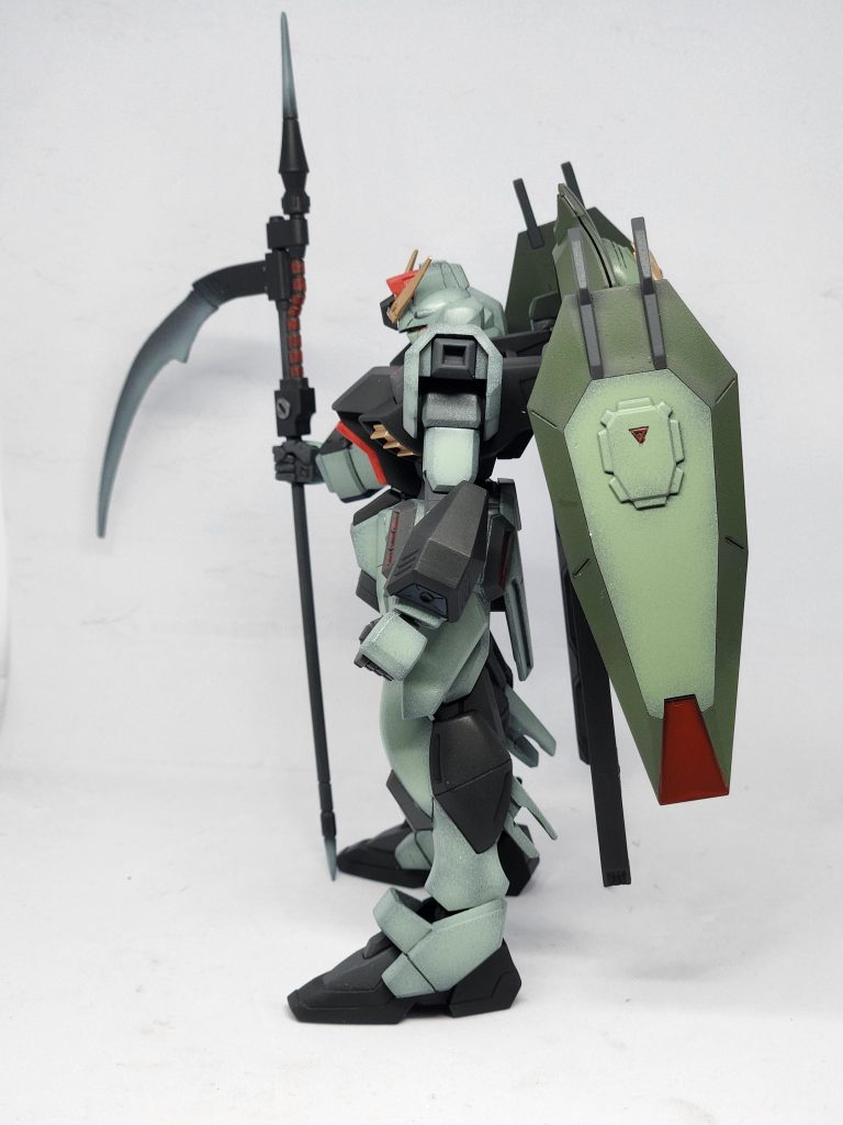 横。丸みのある部分をできる限り平面化してカチっとした感じを目指しました。