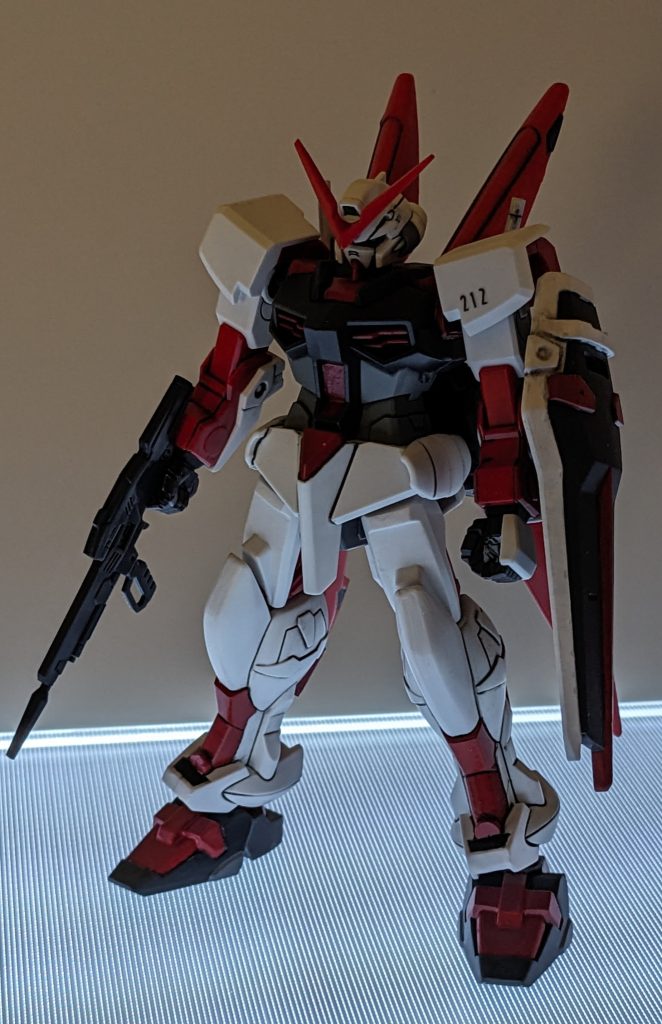 白と黒部分は成形色。盾は黒一色なので枠の白を塗装しますたが汚くなってしまいますた。他は全て筆塗りしますた。