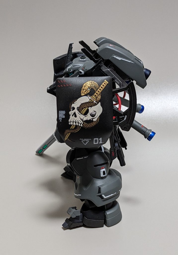 1号機は隊長機なので左右の肩にド派手なドクロを貼りますた。(スマホのシール)特務隊なのに目立つのは許して下ちい。