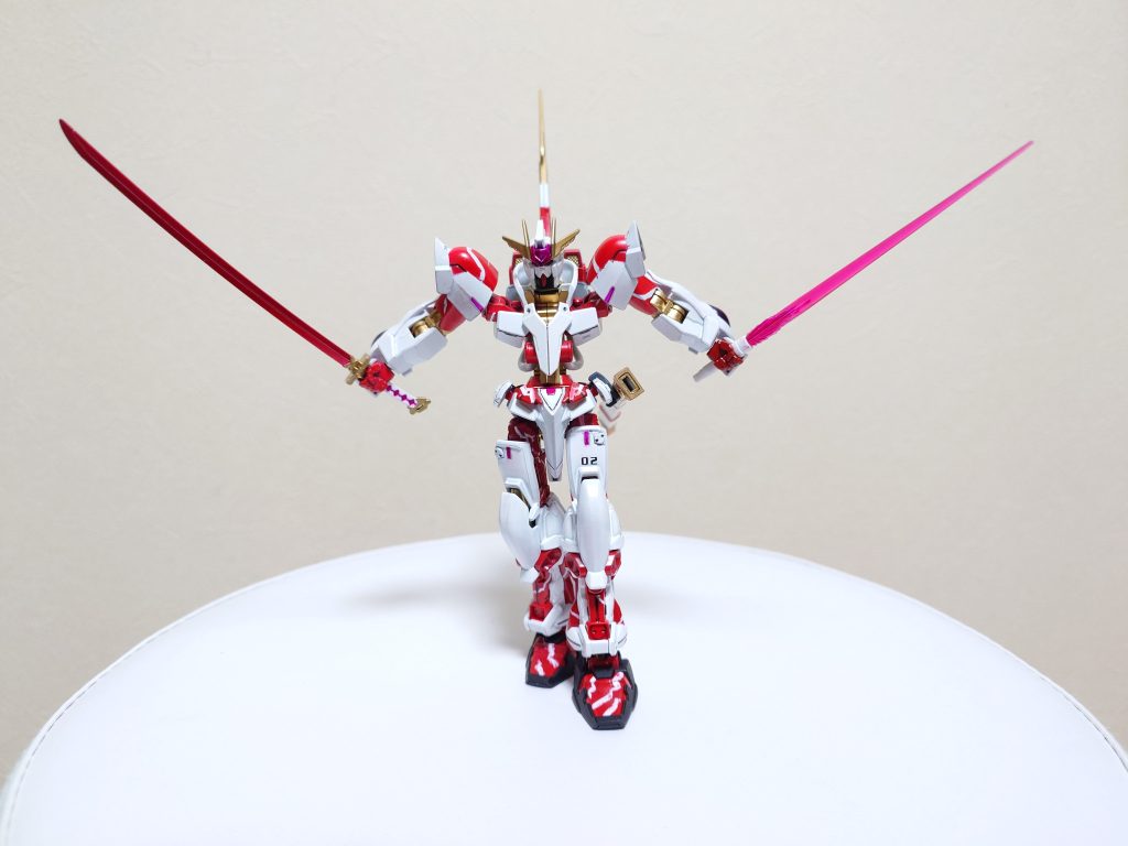 バックパックに可動式ビームサーベルラックを増設し、ゲーム内では搭載してなかった装備を追加。逆に1/100バルバトス太刀はオミット(^_^;)