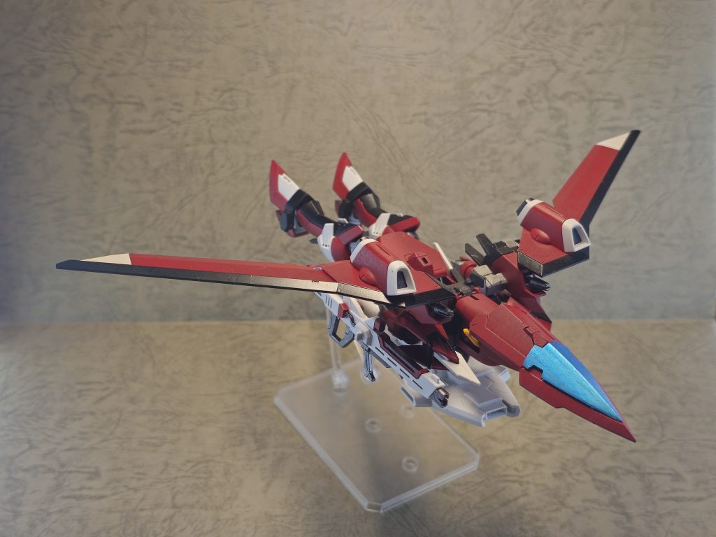 MA形態脚は付け根から180度回転。肩アーマーを上に可動。ビームライフルは腕に装着。