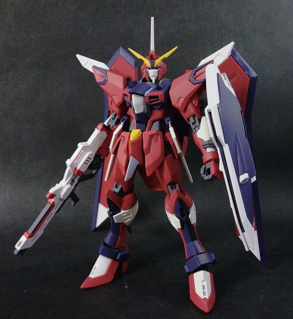 立ち姿も名前に負けず凛々しく。ビームサーベルやビームシールドも欲しかったですね。