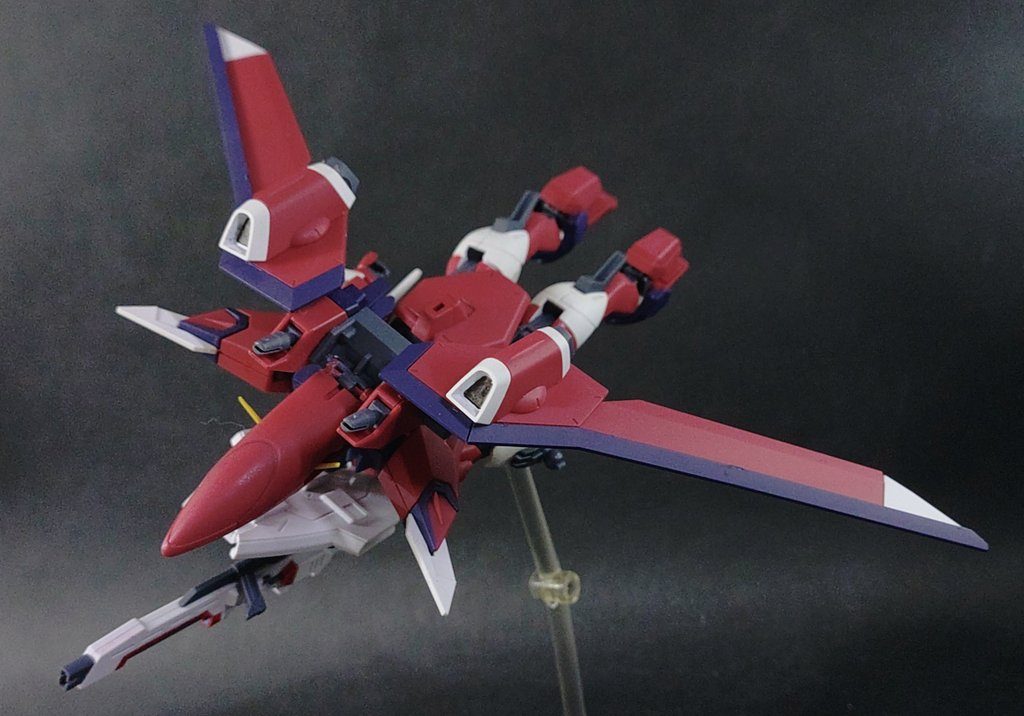 改造しても各部の融通が利くのでモビルアーマー形態への変形も何とか可能。先祖(一部他人の空似な奴も混じっていますが)代々自己主張の激しいトサカのせいで、機首は一旦バラさないと変形できないのは御愛嬌f(^_^;)