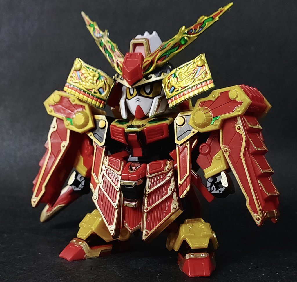 目玉の輝羅鋼は兜の鍬形と吹返、それと名刀・輝羅丸の刀身に採用。大将軍のような翼は有していませんが、それでも抜群の存在感を誇ります。今回の輝羅鋼は光沢が抑え目に感じられたので、裏面をシルバーで裏打ちして光の抜けをせき止めてから光沢クリアを吹き、かつての輝きに近づけています。その他の色分けは…まあBB戦士相応なので部分塗装でもかなりの手間がかかります。シールは目と肩鎧の前面のみ使用。あとはガンダムマーカーのイエローゴールドでせっせと塗装し、脇の黒パーツの要塗装部は白サフ→モンザレッド→イエローゴールドで塗装しています。