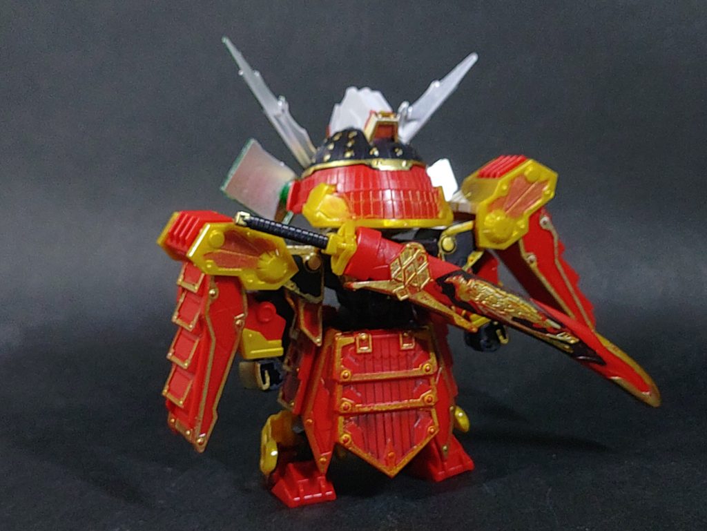 パーツ数の割に構造は良く練られており恐るべき可動域を誇るSDW HEROESですが(膝まであるのはびっくり)デザインの問題であちこち干渉してなかなかポーズが決めにくいのは玉に瑕。輝羅丸の鞘が太くて腰に下げると脇の部品と干渉し、これを避けようとすると肩の軸が丸見え…なので烈龍刀のように背負ってしまうのもいいかもしれませんね。