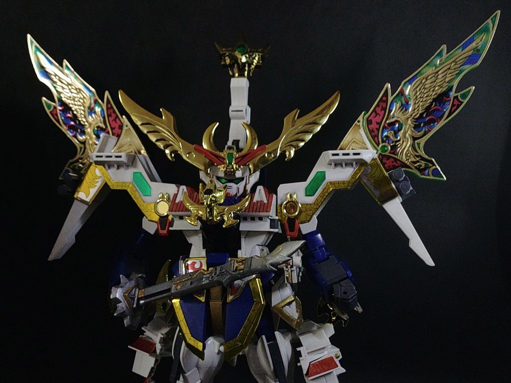 クリーニングとゴールド部の再塗装を行い再組み立て。メイン武器の天凰剣が短すぎるので、武者刀流義守から真剣を拝借しています。武人形態だとこれまた腕が短すぎるため、ジャンクから適当なパーツを見繕い(これは烈火大鋼のパーツ)腕を延長しています。