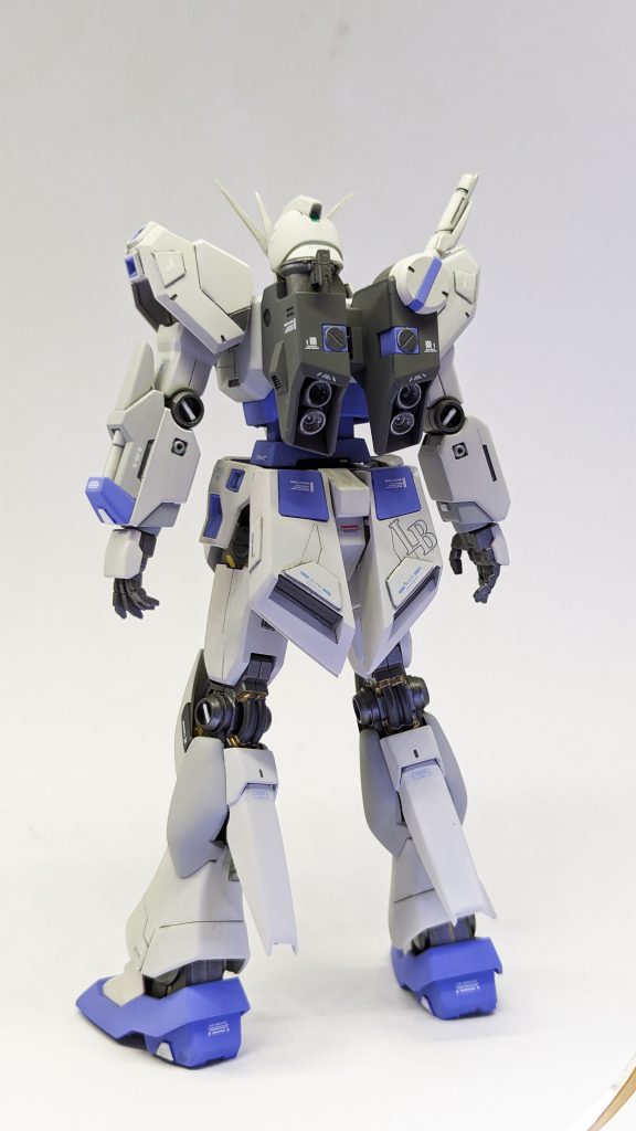 カラーリングはファーストロットカラーが出たので3番目があるならこんな感じだろうとG-3ガンダム風にしてみました。ふくらはぎバーニアカバーは切ったり削ったりしてシャープにし、上に開いた感じに加工しました。