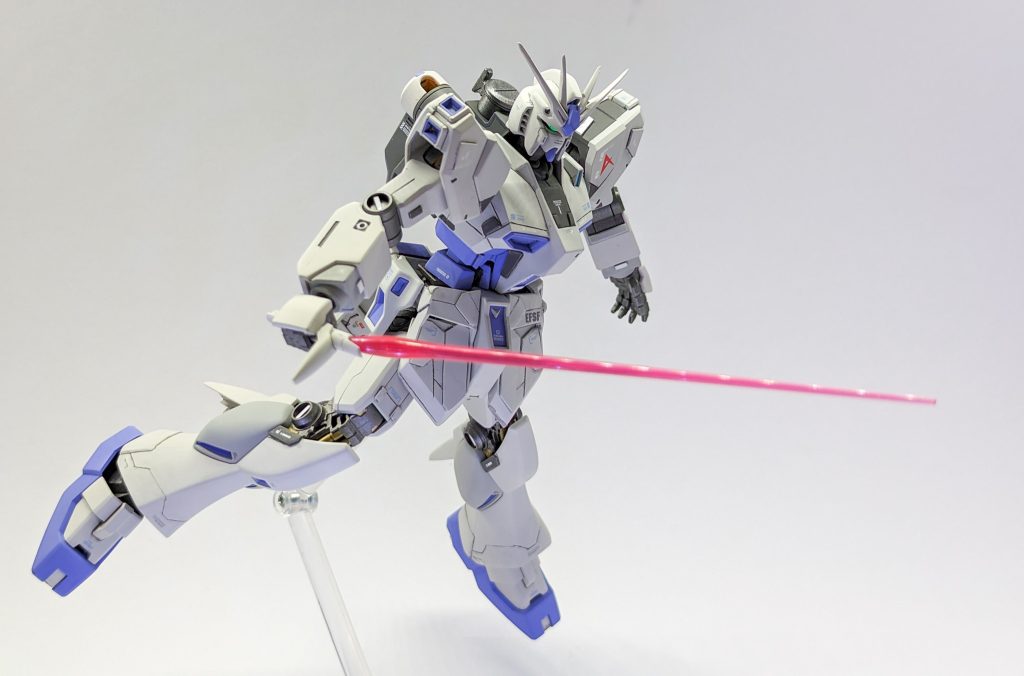 フロント、リアアーマー裏をプラ板で塞いでいます。足があんまり動かなかったので干渉するリアアーマーを分割して中央ブロックに軸を追加して、可動するようにしました。