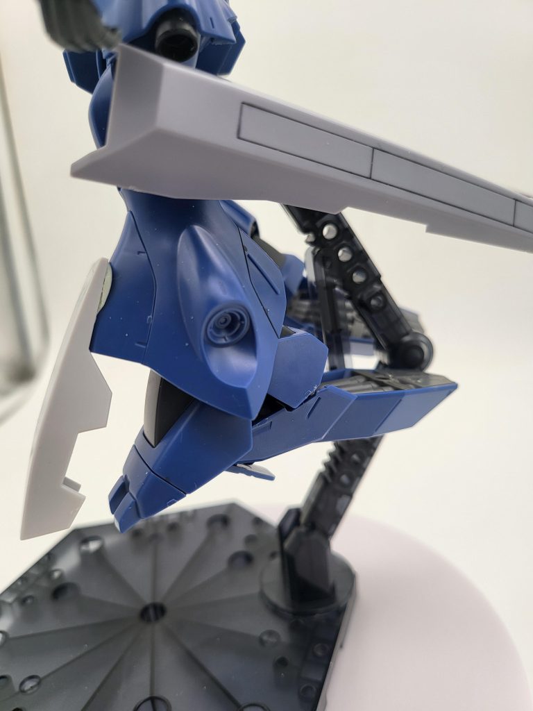 脚部はヒールにブースターユニットを追加元の足がつま先立ちになっています前面には増加装甲側面は姿勢制御用のバインダーです