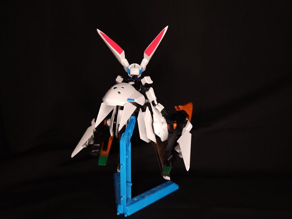 頭部のパーツは後ろから見るとウサギの耳モチーフなのがよく分かるかなと思います。また、脚部ブースターは先の部分を緑のグラデーション塗装してよりにんじん味を増しています。
