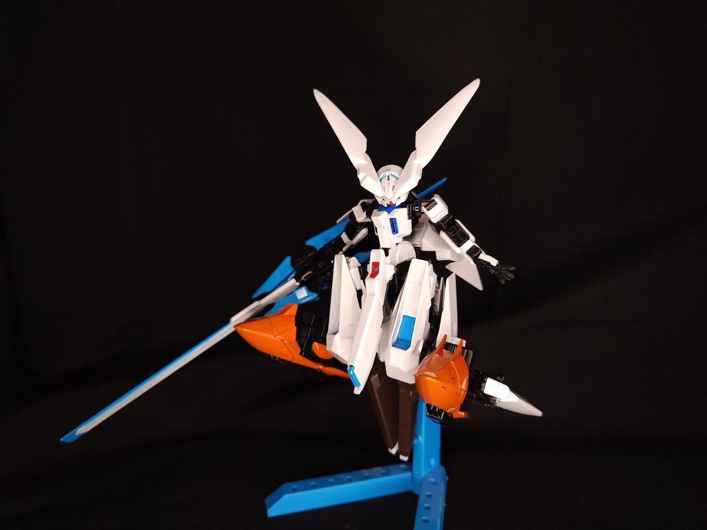 基本は過去に作ったウーンドウォートのままですが、脚部と頭部に強化パーツを取り付けました。頭部のアンテナはウサギの耳をモチーフとして制作しました。脚部にはフルドドIIを改造した「キャロット・ブースター」を取り付けています。