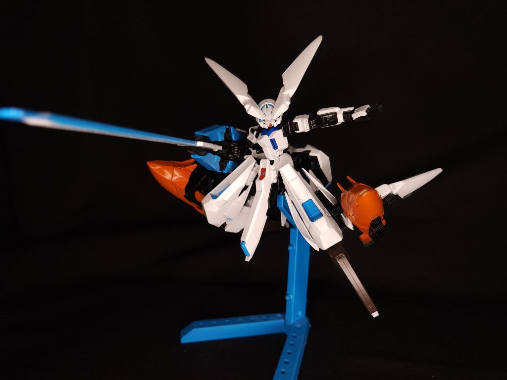 本来、フルドドIIのパーツは肩にも着いているのですが可動域が狭くなってしまう点を考慮し脚部のみとし、その分の機動力を補えるような改修をし、またウサギの瞬発力を再現するという意味でも機動力を補えるような改修をしました。