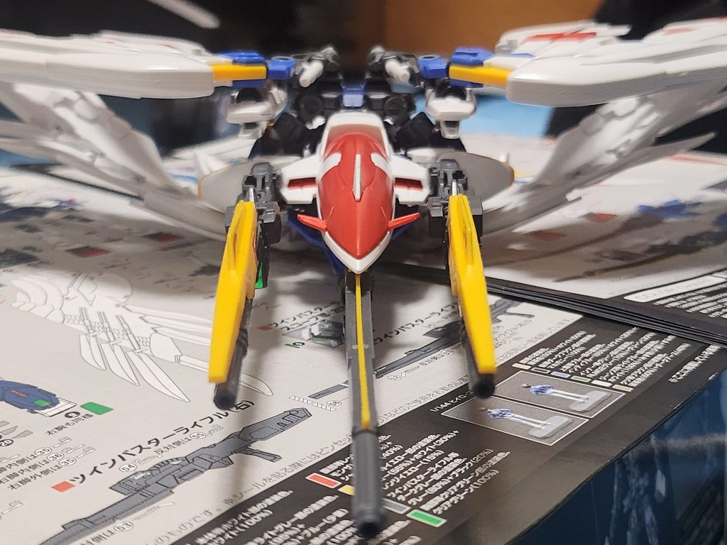 メタルビルドウイングゼロEWの変形機構(主翼が本体下に回る)が好きなので再現出来るようにバックパック調整。ツインバスターライフルとバスターライフルを同時に装備出来るように突起も設けました。 