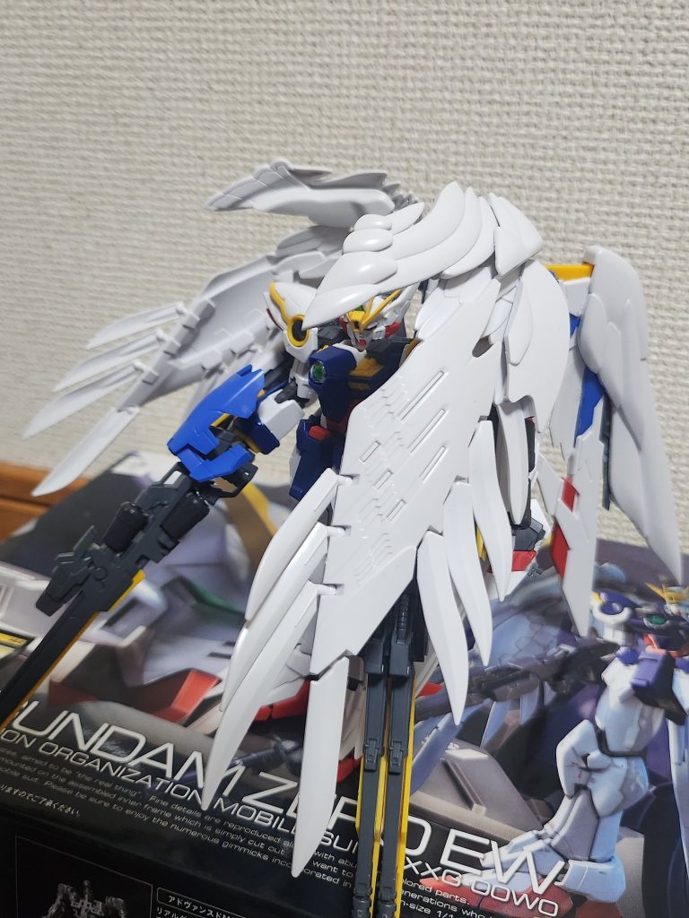 サブウイングバインダーが大型化した事で自立します。