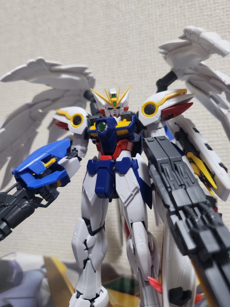 自分が特撮好き、スノーホワイト好きなので色分けをどうすか悩みに悩み青は極力削り白赤シンプルヒロイックなイメージに。