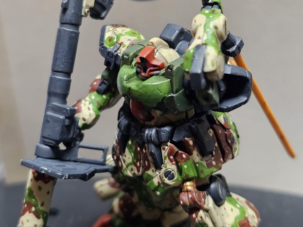 至近距離に近づいたためヒートサーベルを手に取ろうとしているポージングにしました。