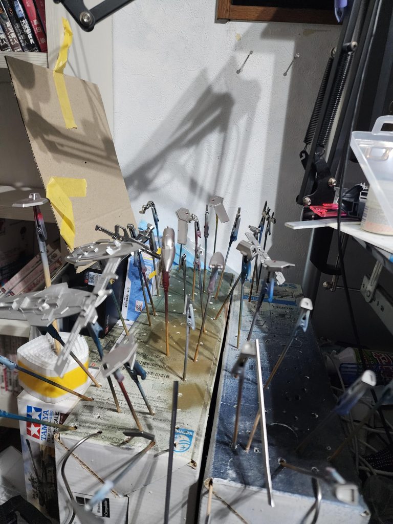 全パーツサフ代わりにシルバーふいてみて(組んだ段階でコイツ絶対にアチコチ塗装剥げそうだな…って思ったので、軽く剥げてもシルバーが出てくれないかな…くらいのノリで)