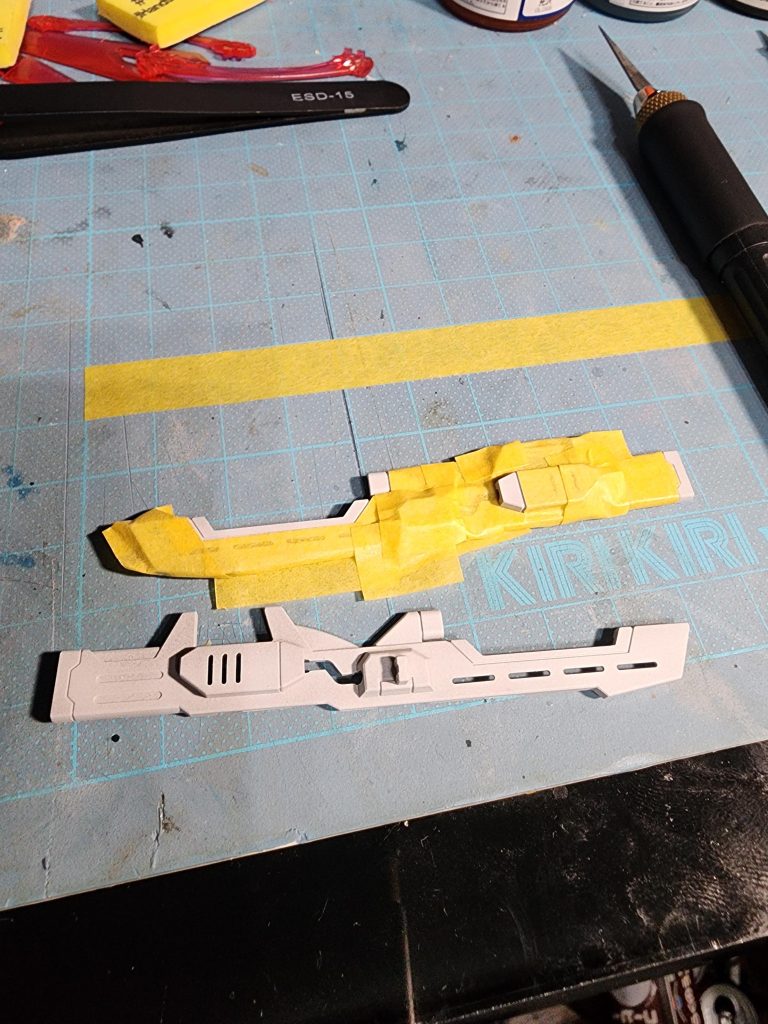 ペタペタとマスキングテープを雑に貼りまくりまして…メインの赤色を作るのが苦労しました。説明書にはあずき色ベースで書かれてたのですが、持ってなくて…紫も無かったので手持ちの塗料をあーだこーだ言いながら混ぜて作りました…大量に余りました割には