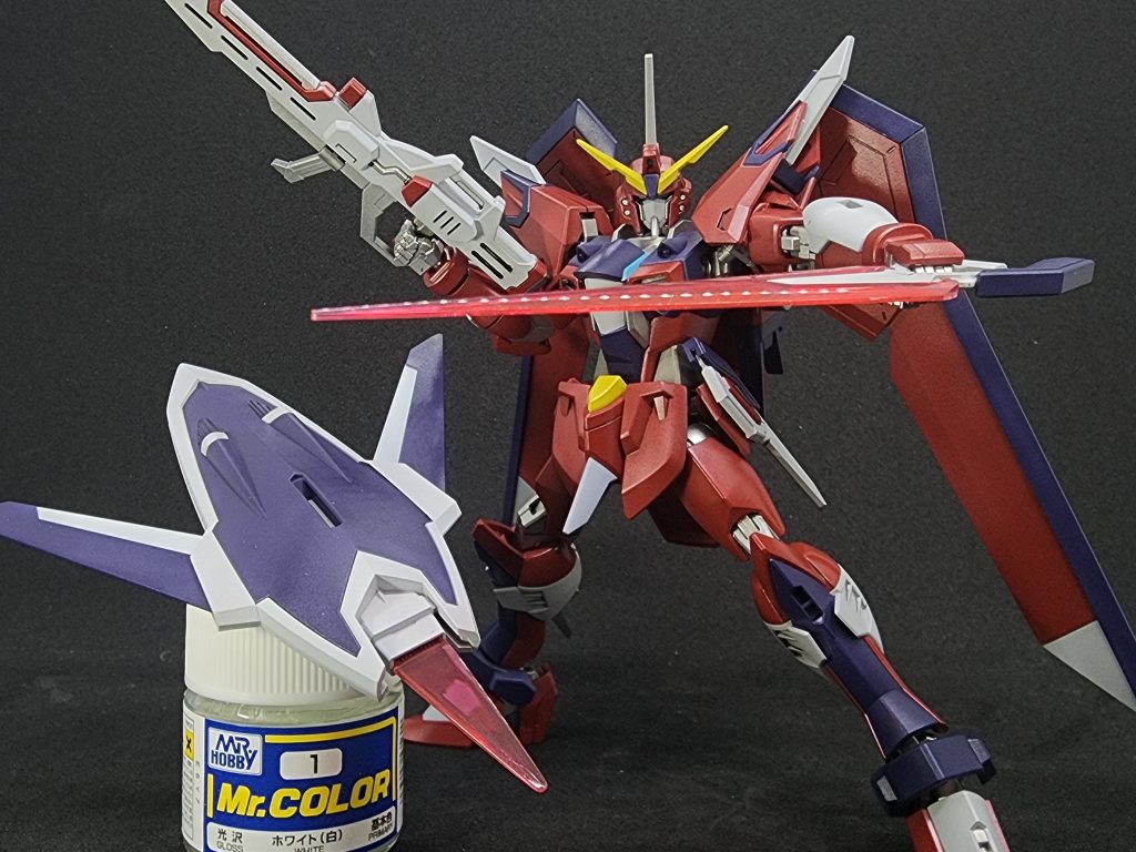 シールドの羽根もマスキングして塗り分けてます。