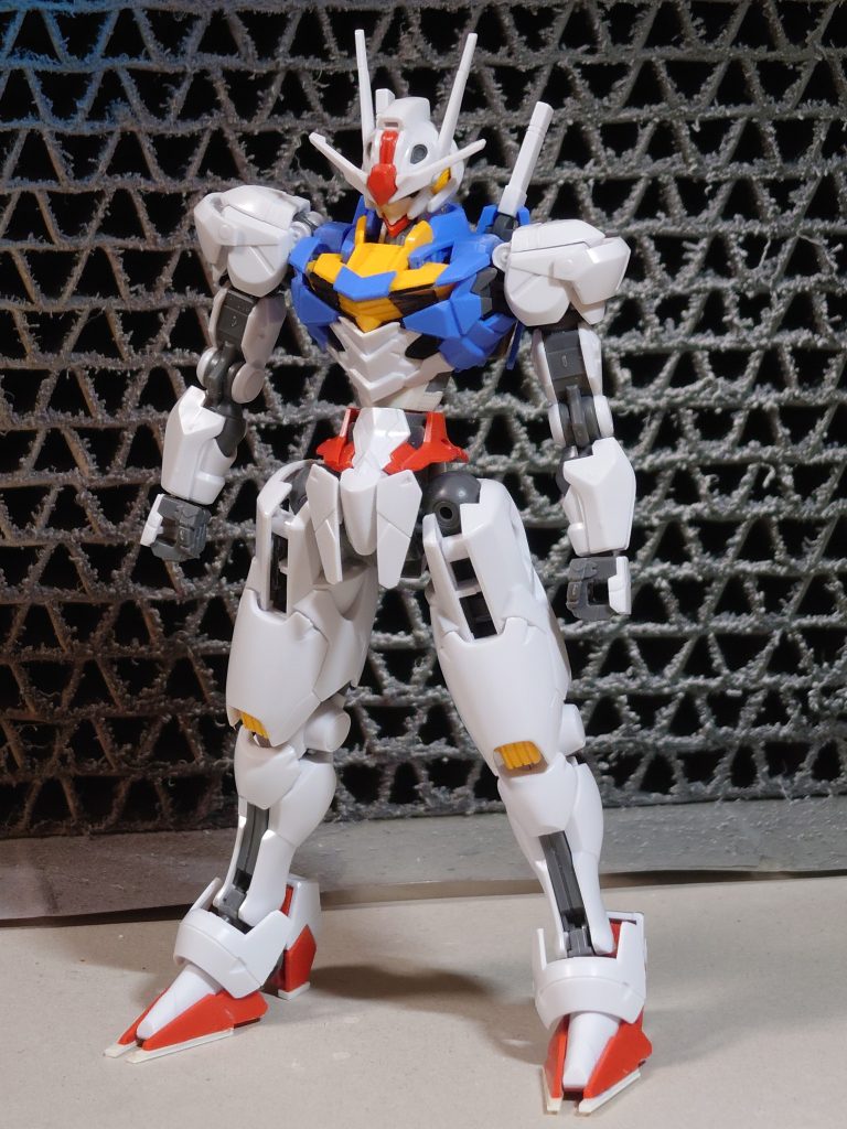 主な改造点は首:1mm短縮肩:胴体側で1mm短縮、パーツを削って肩幅も全体的に幅詰め上腕:肩との接続部で1mm短縮腹部:下腹部で2.5mm延長腿:内部フレームで2mm延長足首:スリッパを1mm延長合わせ目消しのため脚部は後ハメ加工